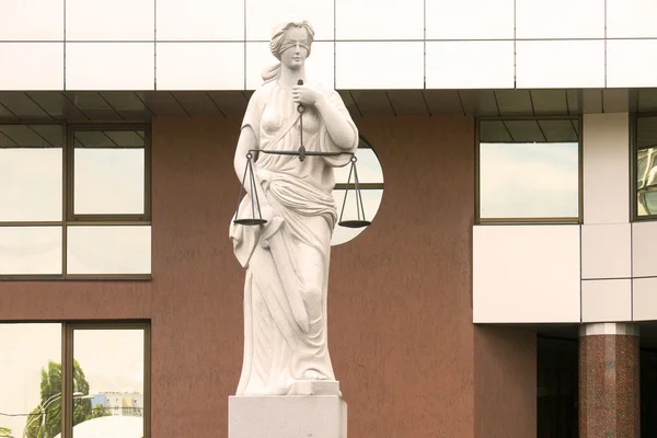 Staty av Lady rättvisa nära byggnaden av domstolen — Stockfoto
