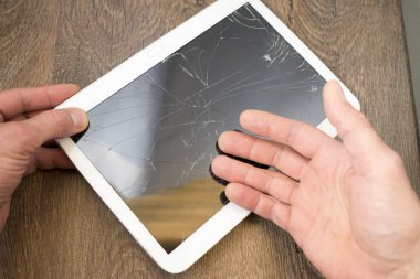 Biri kırık dokunmatik ekran ile tablet Pc tutar