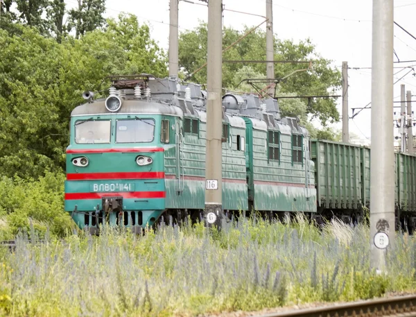 Locomotive pulling a freight train — Stock Photo, Image