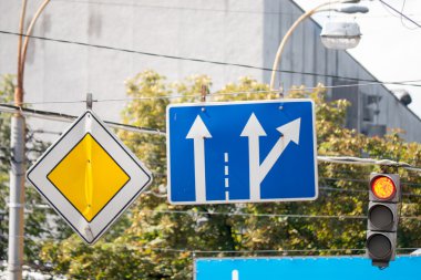 Trafik işaretleri: ana yol ve yön işareti