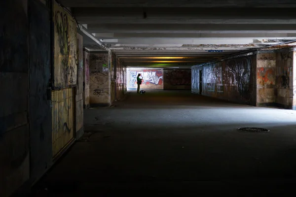 Músico callejero toca en el paso subterráneo — Foto de Stock