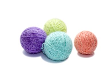 Dört varicolored top beyaz arka plan üzerinde iplik