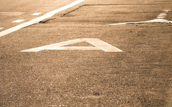 Güneşin gün batımı sırasında karşı Asfaltlı trafik yolları. Yakın çekim. — Stok fotoğraf