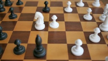 Satranç oynarken satranç taşları saçılma