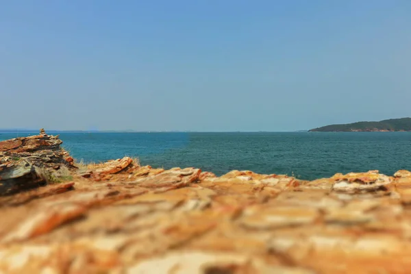 해변에 바위들 배경으로 자연의 — 스톡 사진