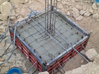 Dağdaki inşaat alanına beton döken beton çelik bir formdaydı. Kırmızı gömlekli işçiler yüzlerini tahta bir blokla düzeltiyorlardı..