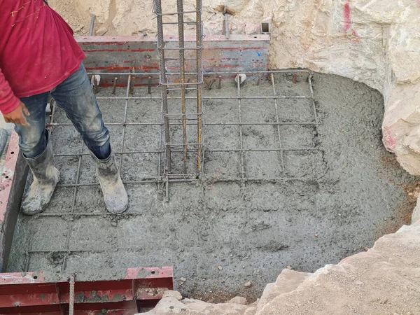 Betão Forma Aço Derramou Concreto Área Construção Edifício Montanha Trabalhadores — Fotografia de Stock