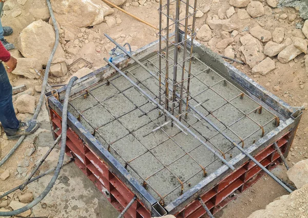 Betão Forma Aço Derramou Concreto Área Construção Edifício Montanha Trabalhadores — Fotografia de Stock