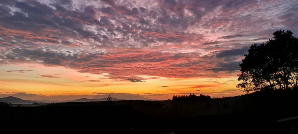 Manhã Borrada Sobre Montanhas Árvores Primeira Última Luz — Fotografia de Stock