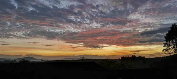 Manhã Borrada Sobre Montanhas Árvores Primeira Última Luz Dia Céu — Fotografia de Stock