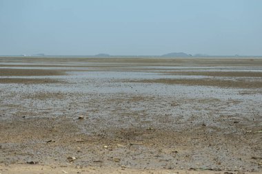 Deniz düştükten sonra kumsal zemininde. İnsanları Koh Samet adasına gönderen bir yolcu gemisinin arka planına sahip geniş bir sahil ol..