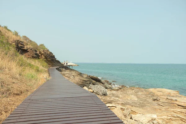 해변에 바위들 갈색의 다리들은 산비탈을 바위가 과가까운 바다에 위치하고 — 스톡 사진