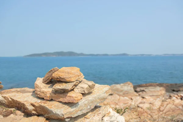 Yukarıdan Görülen Kayaların Üzerinde Arka Plan Olarak Mavi Deniz Ada — Stok fotoğraf