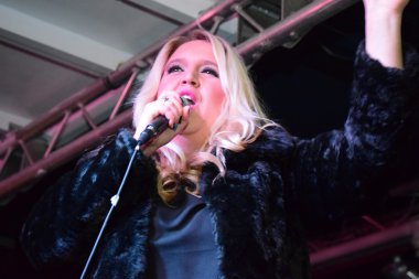 01/01/2015 - Bideford, Devon, İngiltere. Yeni yıl arifesinde sahnede Shelley Smith (X-Factor 2013 finalist). 