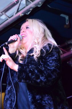 01/01/2015 - Bideford, Devon, İngiltere. Yeni yıl arifesinde sahnede Shelley Smith (X-Factor 2013 finalist). 