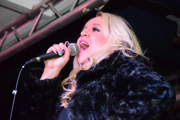 01 / 01 / 2015 Bideford, Devon, Inghilterra. Shelley Smith (finalista di X-Factor 2013) sul palco di Capodanno . — Foto Stock