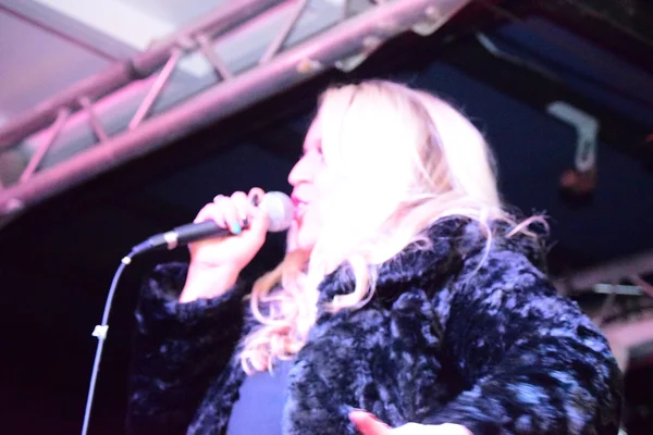 01/01/2015 - Bideford, Devon, England. Shelley Smith (X-Factor 2013 finalist) on New Years eve stage. — Stock Photo, Image