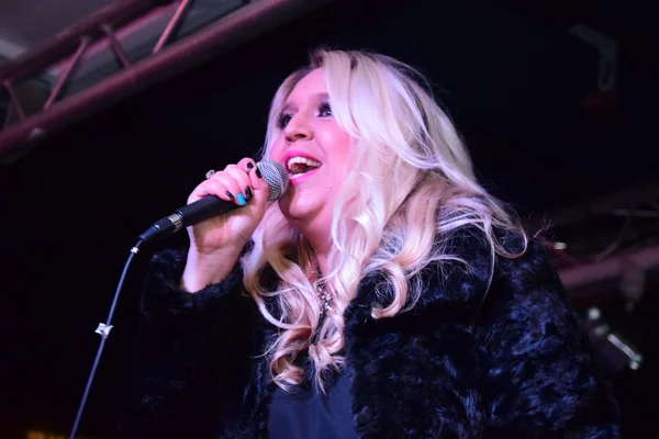 01/01/2015 - Bideford, Devon, İngiltere. Yeni yıl arifesinde sahnede Shelley Smith (X-Factor 2013 finalist). 