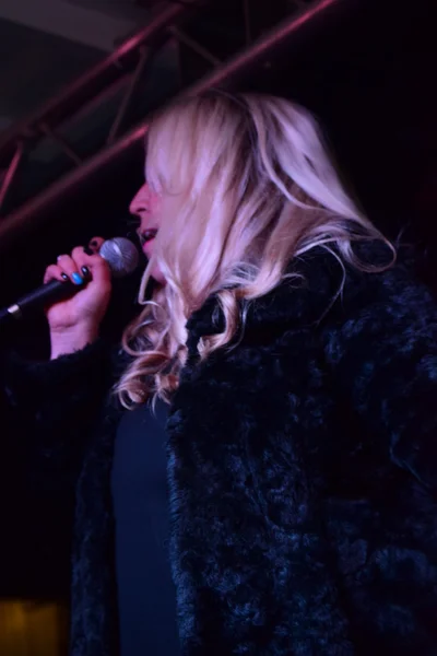01 / 01 / 2015 - Bideford, Devon, Inglaterra. Shelley Smith (X-Factor 2013 finalista) na véspera de Ano Novo palco . — Fotografia de Stock