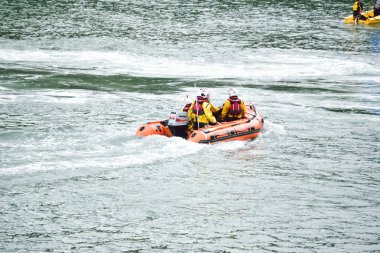 Rnli filika Kuzey Devon sahil üzerinde 