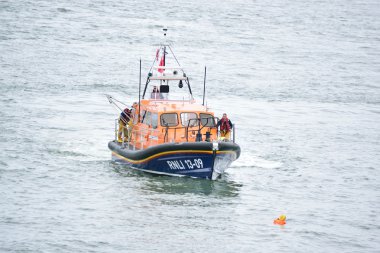 Rnli filika Kuzey Devon sahil üzerinde 