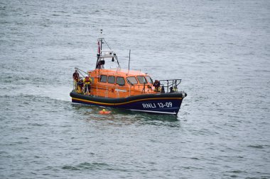 Rnli filika Kuzey Devon sahil üzerinde 