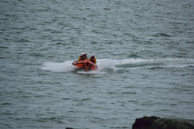 Rnli filika Kuzey Devon sahil üzerinde 