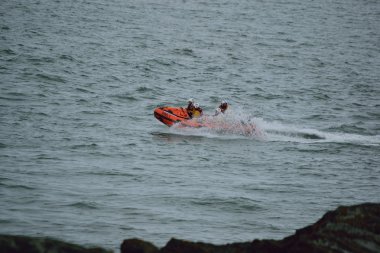 Rnli filika Kuzey Devon sahil üzerinde 