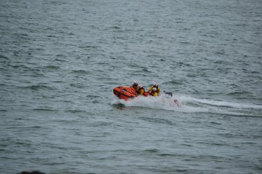 Rnli filika Kuzey Devon sahil üzerinde 
