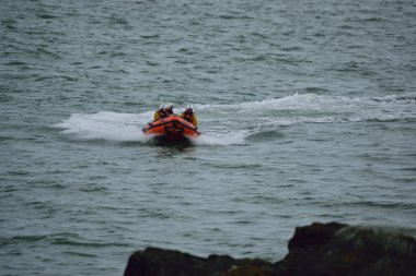 Rnli filika Kuzey Devon sahil üzerinde 