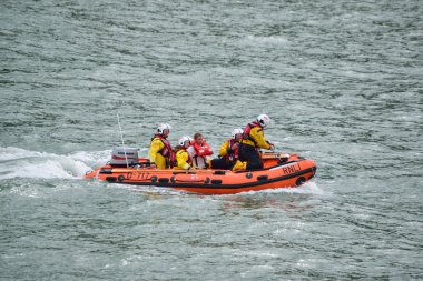 Rnli filika Kuzey Devon sahil üzerinde 