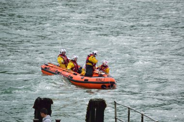 Rnli filika Kuzey Devon sahil üzerinde 