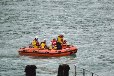 Rnli filika Kuzey Devon sahil üzerinde 