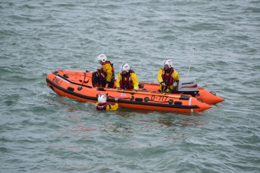 Rnli filika Kuzey Devon sahil üzerinde 