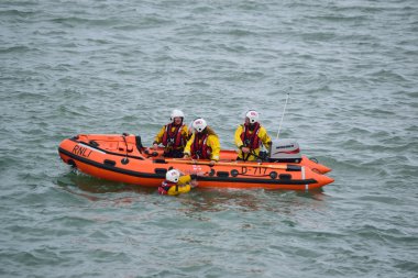Rnli filika Kuzey Devon sahil üzerinde 