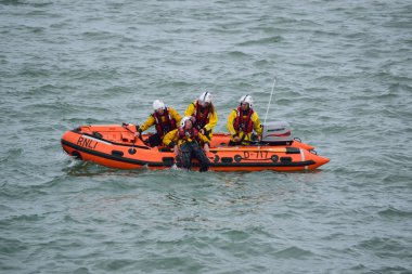 Rnli filika Kuzey Devon sahil üzerinde 