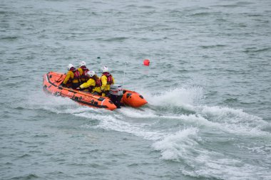 Rnli filika Kuzey Devon sahil üzerinde 