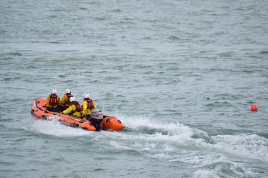 Rnli filika Kuzey Devon sahil üzerinde 