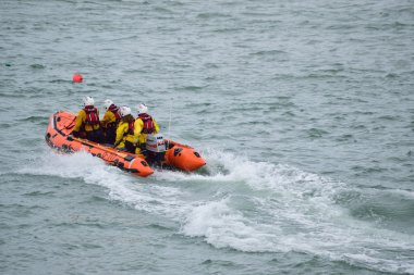 Rnli filika Kuzey Devon sahil üzerinde 