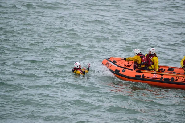 Rnli filika Kuzey Devon sahil üzerinde 
