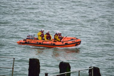 Rnli filika Kuzey Devon sahil üzerinde 