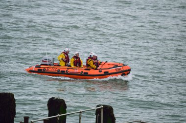 Rnli filika Kuzey Devon sahil üzerinde 