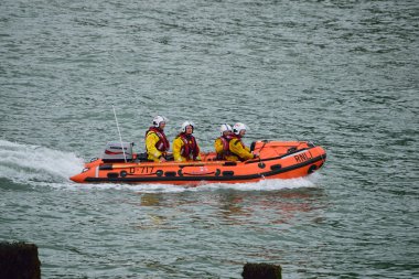 Rnli filika Kuzey Devon sahil üzerinde 