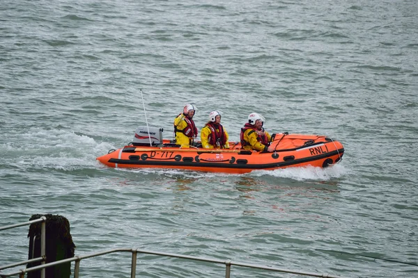 Rnli filika Kuzey Devon sahil üzerinde 