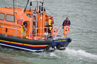 Rnli filika Kuzey Devon sahil üzerinde 