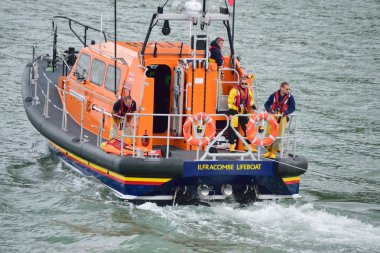 Rnli filika Kuzey Devon sahil üzerinde 