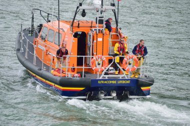 Rnli filika Kuzey Devon sahil üzerinde 