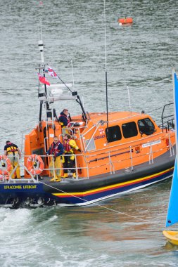 Rnli filika Kuzey Devon sahil üzerinde 