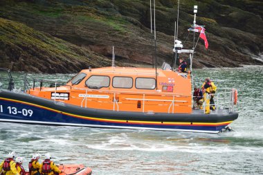 Rnli filika Kuzey Devon sahil üzerinde 