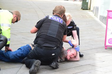 Polis hapse geri çağırmak için isteyen bir adam ile başa çıkmak 